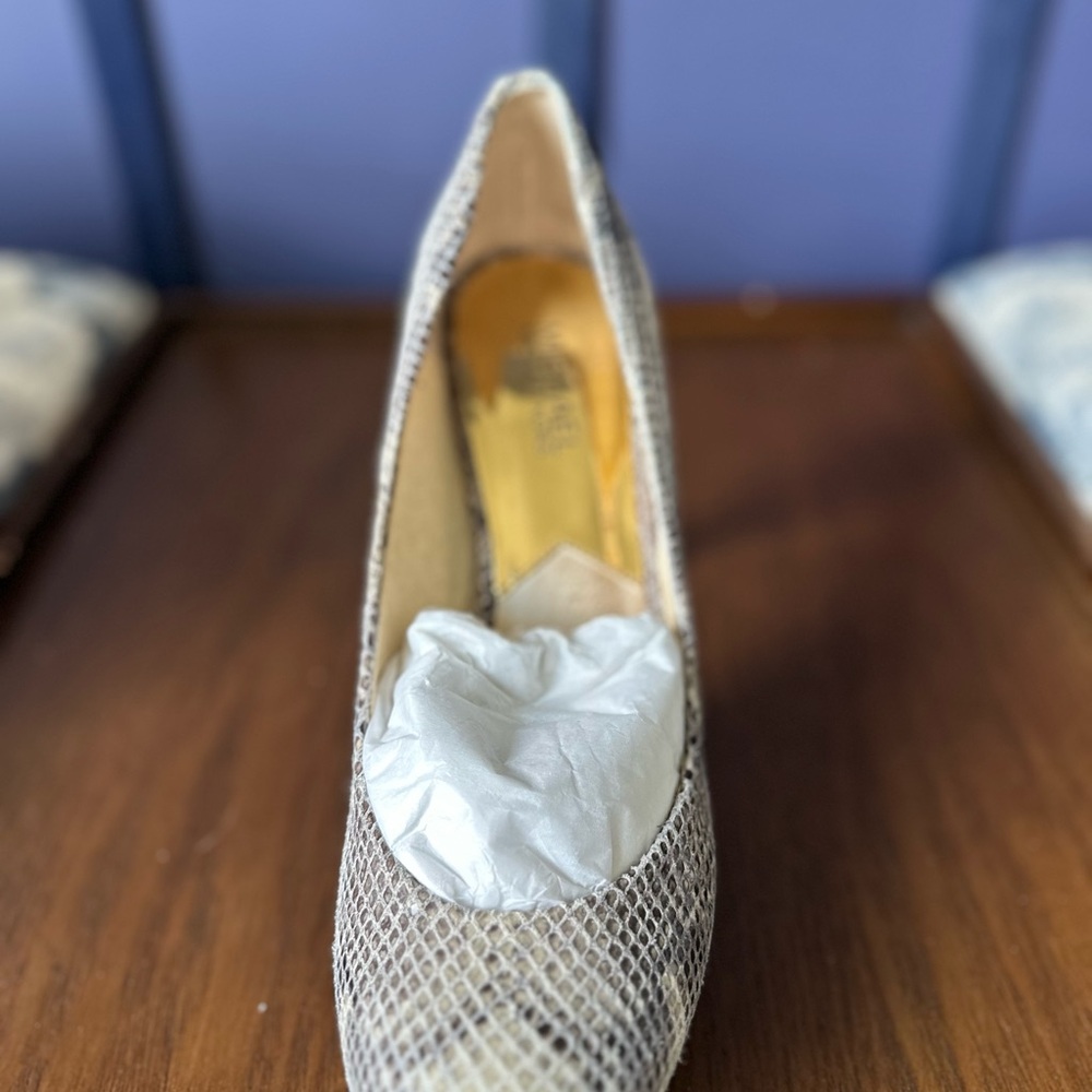 Michael Kors Dark Sand Embossed Leather Ionna Pump Heel in Dark Sand 9M